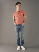 Chomba color salmón de corte slim fit, con cuello polo y mangas cortas con ribete blanco en contraste. Presenta logo CK bordado en el pecho. Confeccionada en mezcla de algodón y elastano.