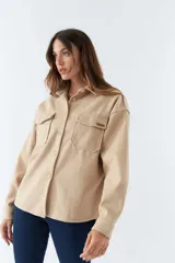 Sobrecamisa color rosa con cuello camisero, cierre frontal con botones, dos bolsillos de parche con solapa en el pecho, mangas largas con puños abotonados y corte holgado.