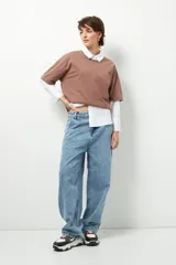 Jean celeste de tiro bajo, corte baggy y estilo urbano.