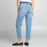 Pantalón de jean celeste de corte recto, con cintura alta elástica para embarazo y ruedo doblado.