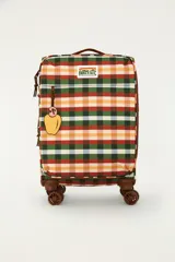 Valija carry on con diseño de cuadros multicolor, cuatro ruedas dobles multidireccionales, manija retráctil y bolsillo frontal con cierre. Incluye un llavero decorativo con forma de anacardo.