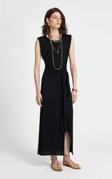 Vestido midi de tejido de punto color negro, con escote redondo, sisas amplias sin mangas, lazo frontal en la cintura y falda recta con abertura frontal.