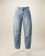 Jeans de corte barrel relajado, confeccionado en denim celeste claro con pespuntes y atraques a contratono en bordó. Presenta tiro medio, diseño de pierna curva y bolsillos traseros con logo bordado.