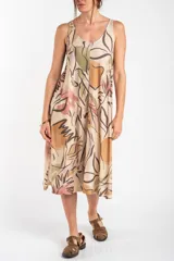 Vestido midi sin mangas con cuello redondo y diseño fluido, con estampado abstracto en tonos beige, verde, marrón y rosado.