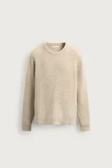 Sweater de punto color beige, de corte relajado, con cuello redondo y diseño texturizado en estructura waffle.