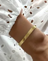 Pulsera tipo snake en acero dorado, flexible y con brillo sutil.