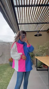 Polerón de cuello alto con diseño color block en blanco, beige y fucsia.