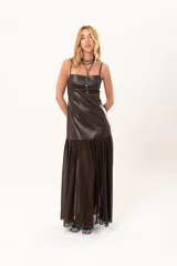 Vestido largo de escote cuadrado y tirantes finos. Presenta un diseño de dos texturas: cuerpo superior en tela engomada estructurada y falda inferior en gasa con sutil transparencia.