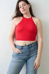 Top rojo de microfibra seamless con tejido en punto canale y pieza de tela interna para soporte del busto.