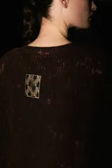 Sweater marrón oscuro con teñido batik, escote en V y corte oversized.