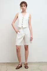 Bermuda color verde oliva de lino, con pinzas y bolsillos laterales.