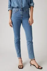 Pantalón de jean celeste de tiro alto y corte recto.