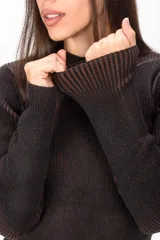 Sweater de punto acanalado negro con sutiles destellos cobrizos, de cuello redondo y manga larga.