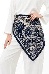 Pañuelo cuadrado de seda con estampado Toile de Jouy tropical en tonos azul marino y beige. Presenta un diseño central circular con aves y motivos de naturaleza, rodeado por un borde oscuro con la inscripción Christian repetida.