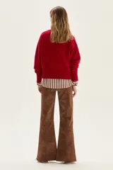 Cardigan de tejido de punto en color marrón, con cuello en V, cierre frontal de botones y detalle de bordado en una de las mangas.