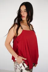 Musculosa blanca de breteles finos y corte recto.