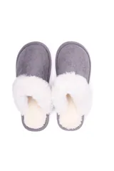 Pantuflas de estar por casa color arena, con exterior de textura gamuzada y detalle de piel sintética blanca en el borde superior.