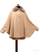 Capa color beige con cuello de piel sintética, cierre con botones y corte holgado.