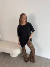 Remerón negro de manga corta, corte holgado y tejido de punto acanalado.