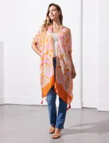 Kimono tejido con estampado abstracto en tonos naranja, rosa y blanco, con mangas amplias estilo japonés y terminación con borlas.