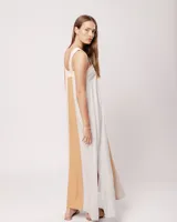 Vestido largo de lino color blanco, gris y amarillo, con breteles anchos, escote recto, elástico en la espalda y tajos laterales.