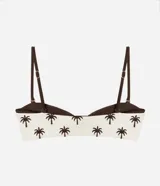 Top de bikini bandeau reversible confeccionado en microfibra de poliamida biodegradable, con tirantes finos marrones removibles y diseño de palmeras bordadas en tono marrón sobre base off-white.