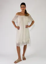 Vestido midi de viscosa color beige con diseño de hombros descubiertos, mangas cortas amplias, cuerpo fruncido y doble volado en el ruedo.