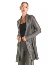 Cardigan abierto de corte largo con textura acanalada y acabado metalizado plateado. Presenta mangas largas y un diseño fluido sin botones.