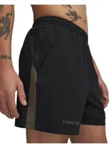 Short deportivo negro con logo "Project Rock" en color gris en ambas piernas y una franja lateral gris.