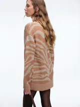 Cardigan de punto con escote en V y cierre frontal de botones. Presenta un diseño estampado de animal print con acabado brillante, mangas largas y corte holgado.