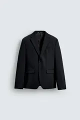 Blazer slim fit confeccionada en tejido con viscosa, con cuello de solapas de muesca, manga larga con botones en puños, bolsillos de vivo en pecho y de solapa en cadera, bolsillo interior y aberturas en la espalda.
