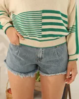 Short de jean celeste con pinzas en el delantero y ruedo desflecado.