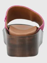 Sandalia Hush Puppies color rosa con plataforma de madera.