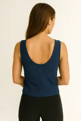 Musculosa negra de poliéster, ajustada al cuerpo, con escote en V y detalle de encaje en el borde del escote.