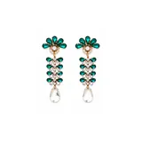 Caravanas largas colgantes con diseño floral y geométrico, compuestas por cristales en tonos verde esmeralda y transparentes sobre base dorada, finalizando en un cristal transparente en forma de gota.
