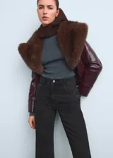 Pantalón de jean tiro alto con diseño wide leg, cinco bolsillos, cierre de cremallera y botón, y trabillas para cinturón.