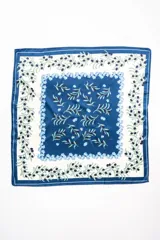 Bandana cuadrada de poliéster con estampado de ramas y hojas de olivo sobre fondo azul y blanco, con bordes en tono azul marino.