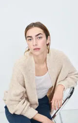 Cárdigan corto de punto color negro, con mangas largas y corte holgado.