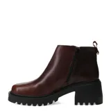 Botas de caña baja marca Bottero, color bordó, confeccionadas en cuero con textura. Presentan cierre lateral metálico, puntera redondeada y suela track robusta de color negro con taco cuadrado.
