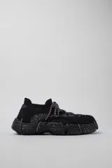 Championes Camper modelo Roku Ry.953, de color negro con diseño estilo calcetín tejido y sistema de cordones entrelazados. Suela gruesa de goma con efecto moteado.