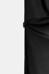 Top de satén con cuello halter, diseño drapeado en el frente y bajo asimétrico. Presenta espalda descubierta y cierre con lazada en el cuello.