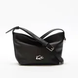 Cartera negra de cuero con correa ajustable y logo plateado en el frente.