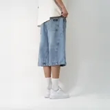 Bermuda de jean estilo baggy, con corte holgado y diseño de tiro medio. Presenta costuras laterales reforzadas, bolsillos traseros amplios y ruedo con terminación clásica.