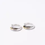 Par de aros tipo argolla gruesa, plateados con detalles dorados y tres incrustaciones de strass.