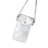 Bandolera tipo portacelular color plateado, realizada en cuero con correa fina y bolsillo trasero.