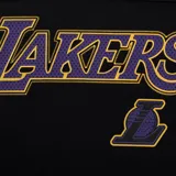 Remera de básquet negra con cuello en V y ribete a rayas moradas y blancas. Estampado frontal con el nombre "Lakers" en letras doradas con borde morado y el logo del equipo.