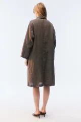 Tapado oversize largo midi, color gris con textura de microcuadrillé, cuello con solapa, cierre frontal con botones, bolsillos con tapa y hombros caídos.