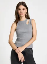 Musculosa gris de punto acanalado con cuello redondo y abertura en el hombro.