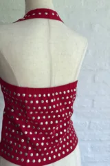 Top halter rojo con escote en V y apliques metálicos plateados.