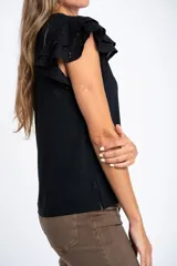 Remera negra de viscosa y elastano, con escote redondo y mangas cortas con volado de tela perforada (broderie).